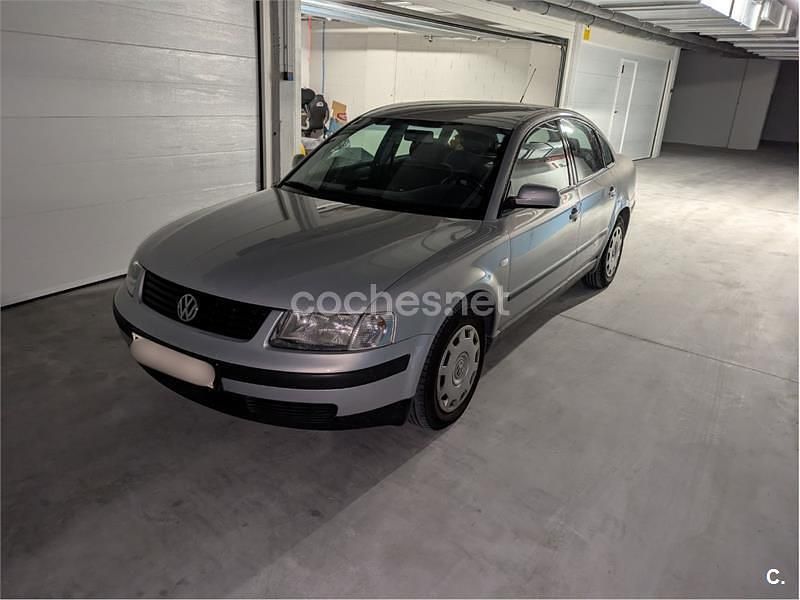 Usado VW Passat Comfortline 130 CV (95 kW) 2000 Gris / plata Berlina