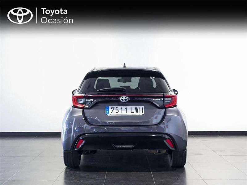 Usado Toyota Yaris Hybrid Style 116 CV (85 kW) 2022 Gris Berlina