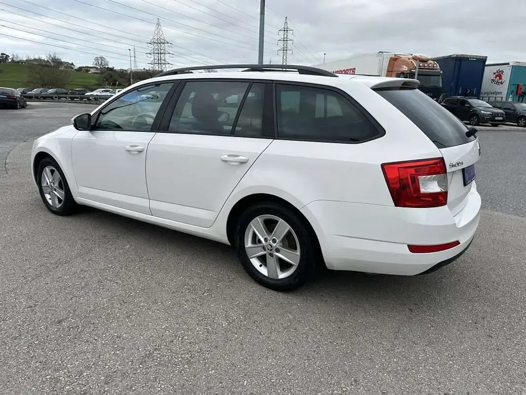 Usado Skoda Octavia Business Line 110 CV (80 kW) 2017 Blanco Familiar