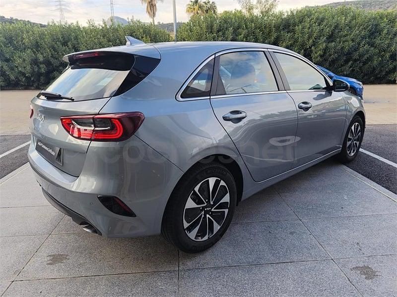 Usado Kia Ceed 100 CV (73 kW) 2025 Gris / plata Utilitario