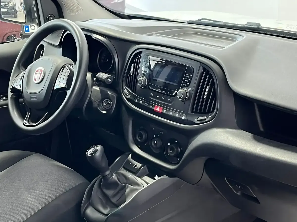Usado Fiat Doblò 95 CV (69 kW) 2021 Blanco Monovolumen