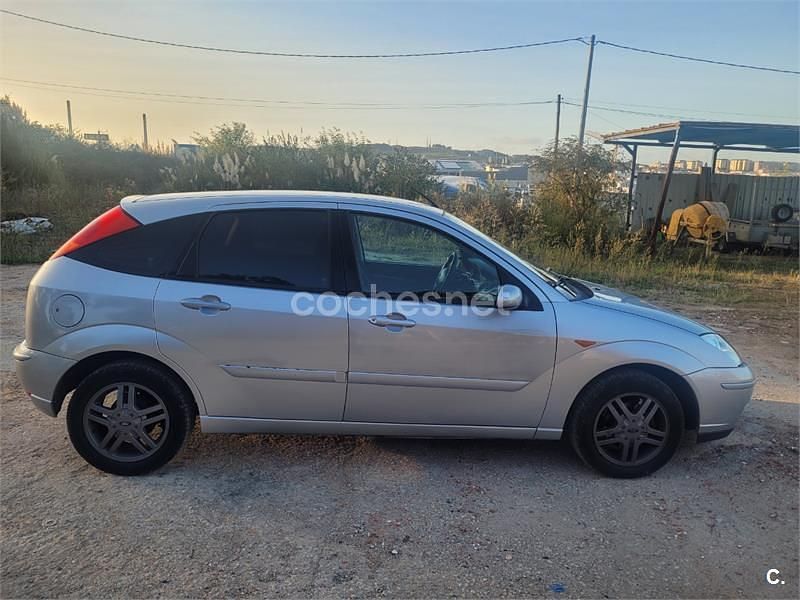 Gris / plata Usado 2004 Ford Focus Trend Berlina | 3490 € (Precio justo) - Imagen 1/4