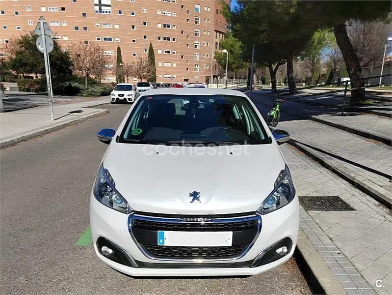 Usado Peugeot 208 Allure 82 CV (60 kW) 2016 Blanco Utilitario