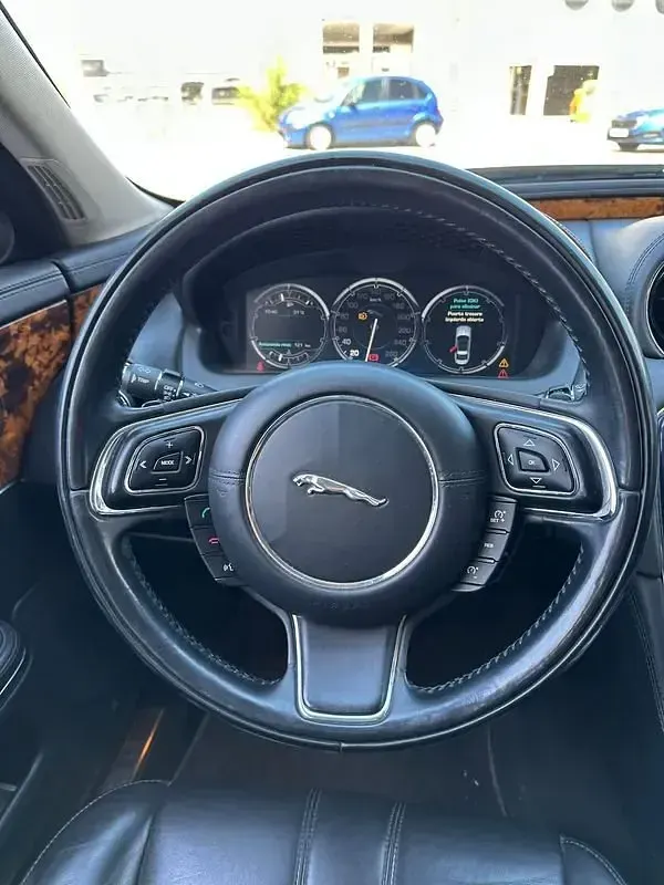 Usado Jaguar XJ Premium Luxury 385 CV (283 kW) 2011 Gris Berlina