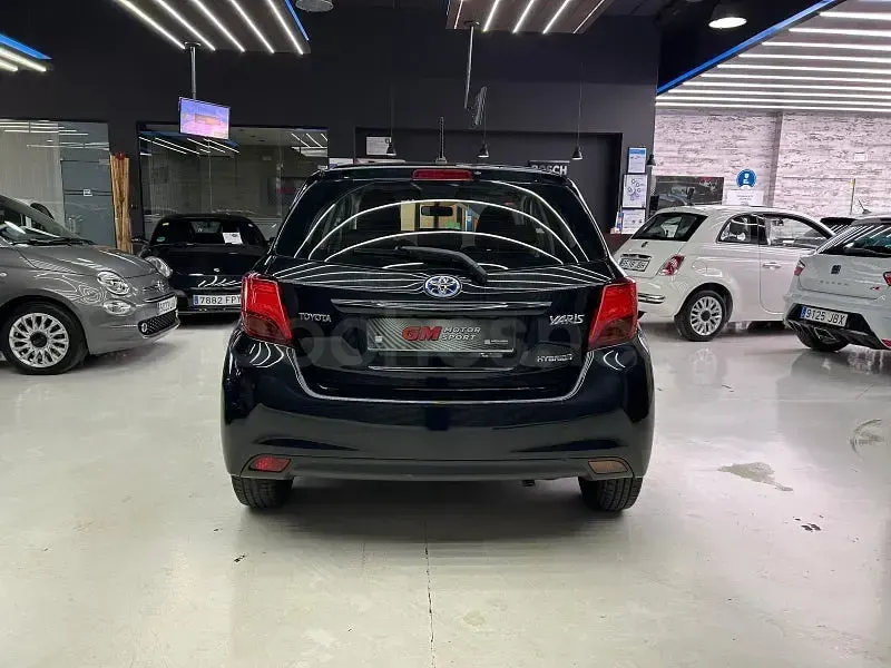 Usado Toyota Yaris Hybrid Active 100 CV (73 kW) 2017 Negro Berlina