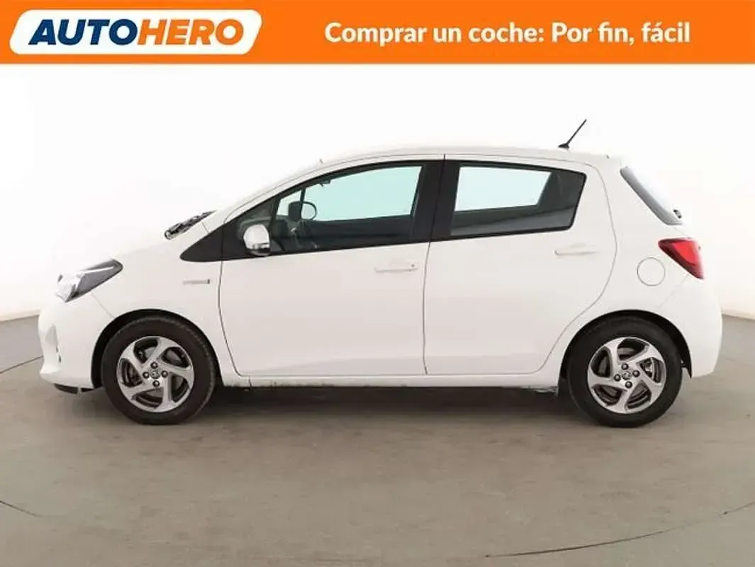 Usado Toyota Yaris Hybrid Active 101 CV (74 kW) 2016 Blanco Berlina