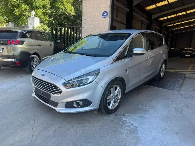 Usado Ford S-MAX Titanium 180 CV (132 kW) 2015 Gris Monovolumen