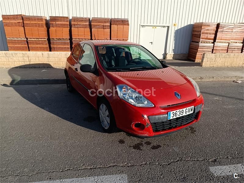 Usado Renault Clio II Exception 75 CV (55 kW) 2010 Rojo Berlina