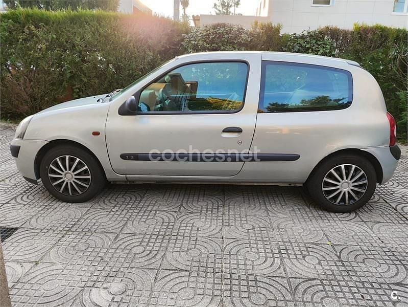 Usado Renault Clio II Authentique 60 CV (44 kW) 2003 Gris / plata Berlina