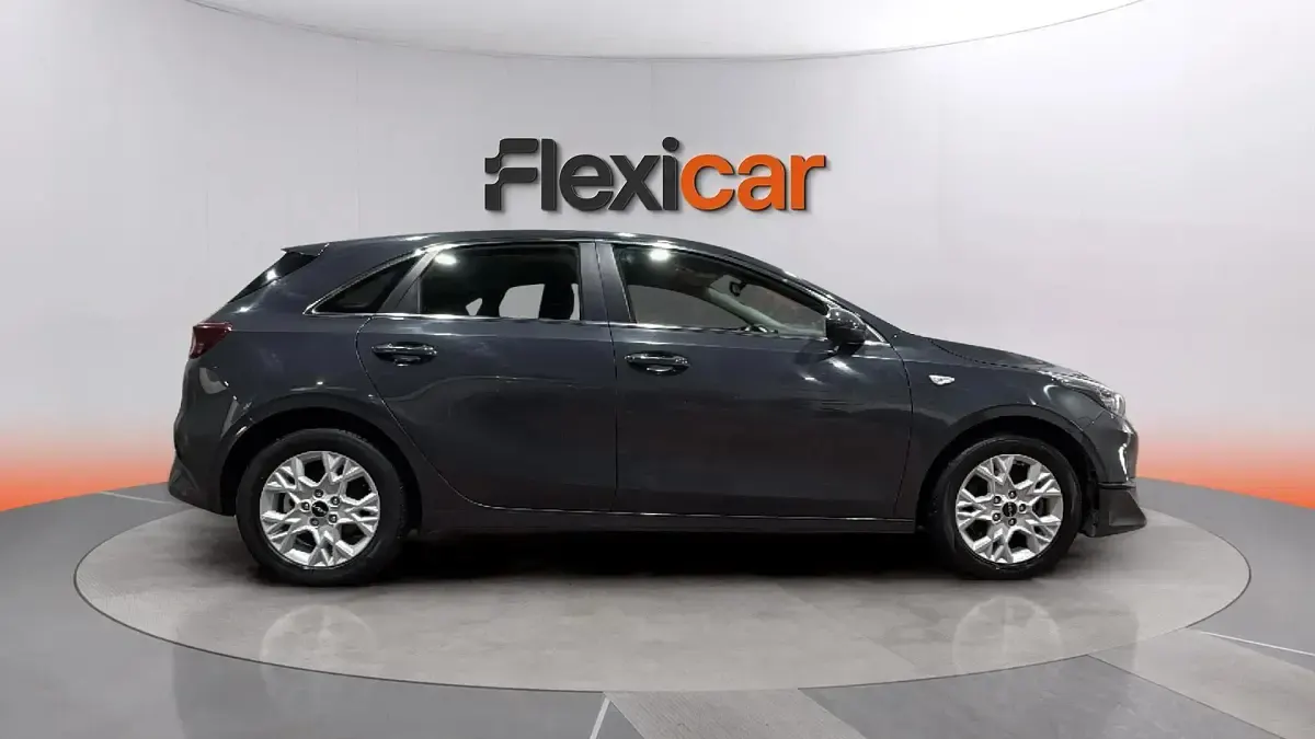 Usado Kia Ceed 136 CV (100 kW) 2023 Gris Utilitario