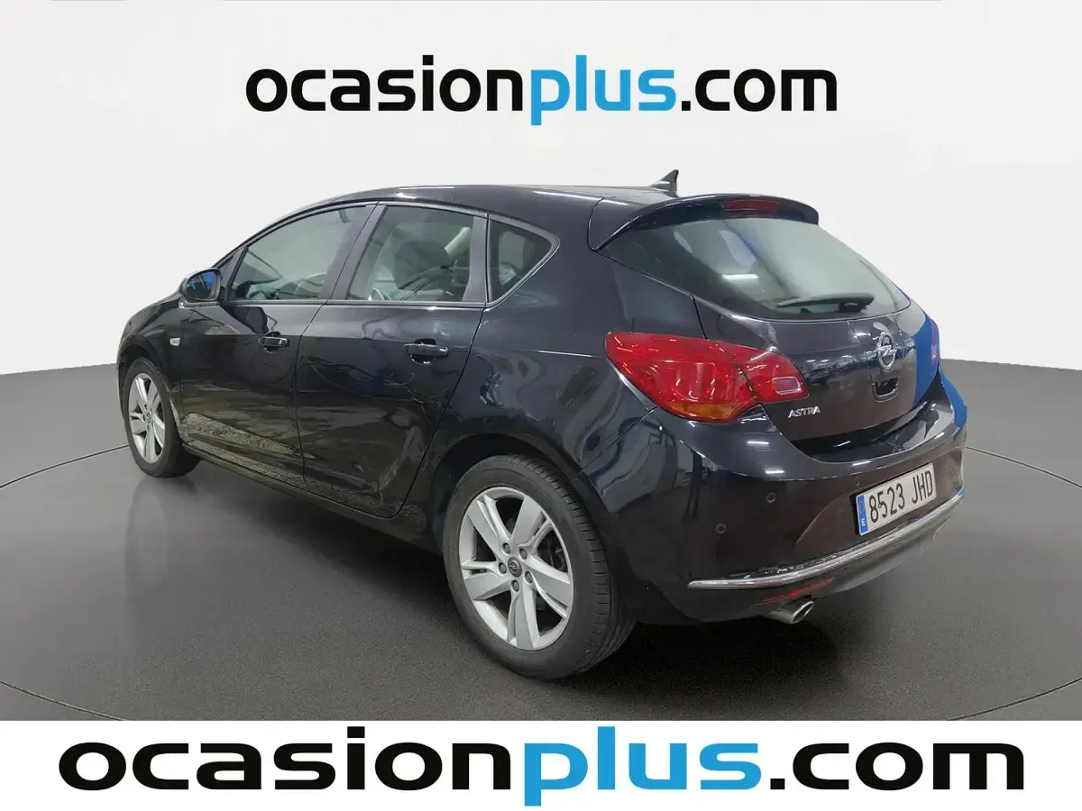 Usado Opel Astra Selective 165 CV (121 kW) 2015 Negro Utilitario