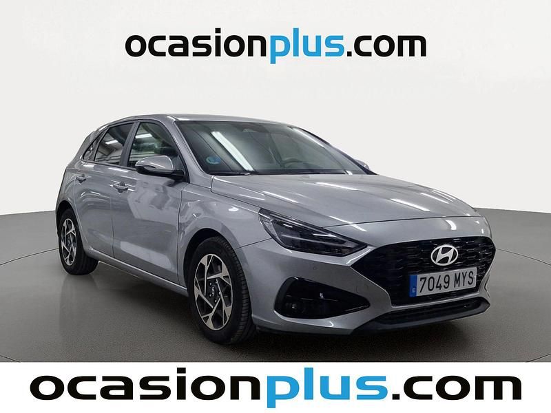 Usado Hyundai i30 100 CV (73 kW) 2025 Gris plata Utilitario