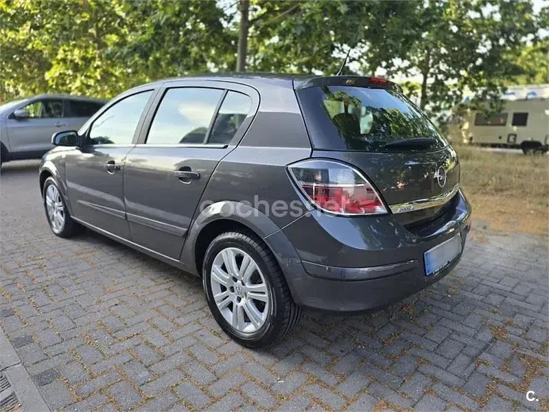 Usado Opel Astra Edition 110 CV (80 kW) 2009 Gris / plata Berlina