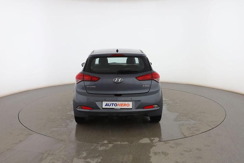 Usado Hyundai i20 85 CV (62 kW) 2018 Gris Berlina