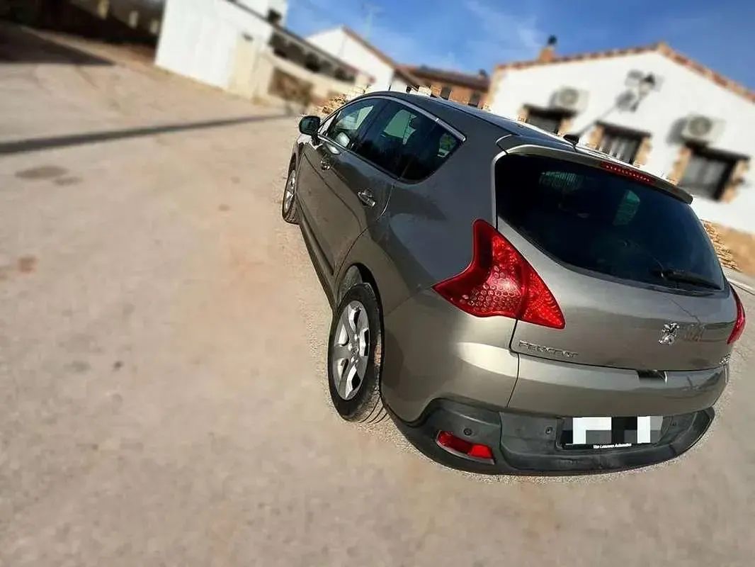 Usado Peugeot 3008 Premium 120 CV (88 kW) 2011 Gris Familiar