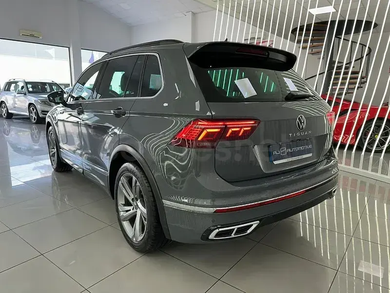 Usado VW Tiguan R-line 150 CV (110 kW) 2022 Gris / plata SUV