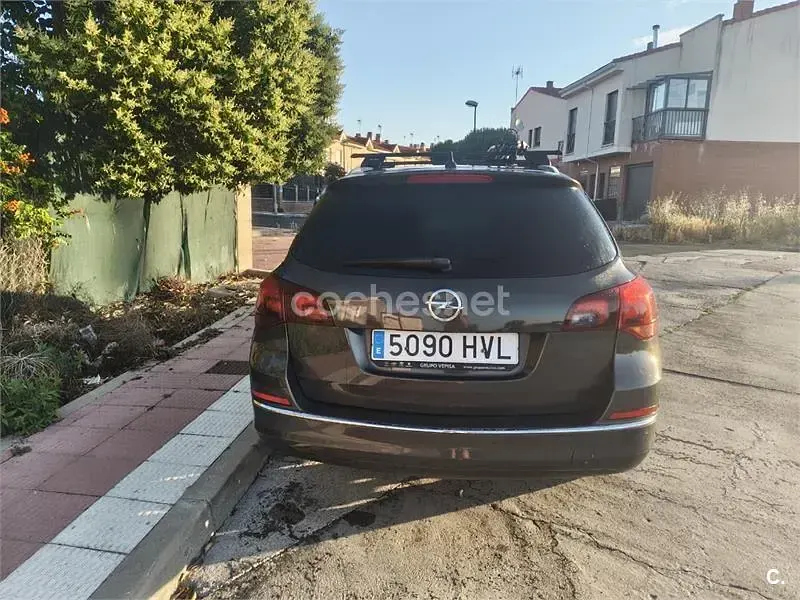 Usado Opel Astra Excellence 110 CV (80 kW) 2014 Gris / plata Familiar