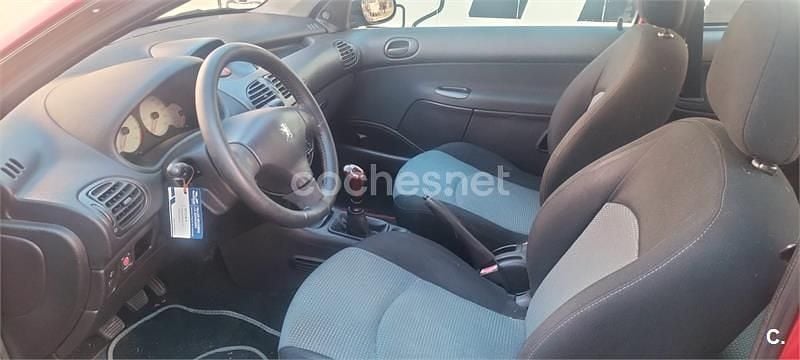 Usado Peugeot 206 75 CV (55 kW) 2003 Granate Berlina
