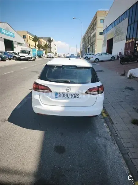 Usado Opel Astra Business 110 CV (80 kW) 2018 Blanco Familiar