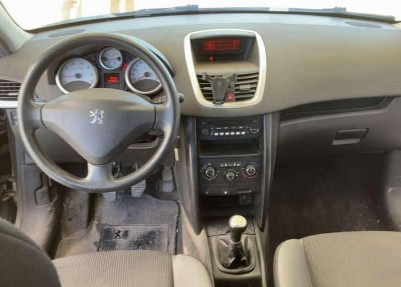 Negro Usado 2011 Peugeot 207 Utilitario | 4999 € (Precio justo) - Imagen 1/4