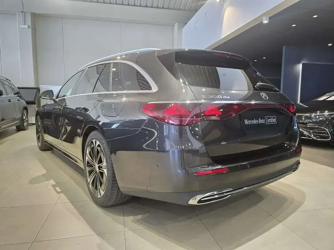 Usado Mercedes E300 313 CV (230 kW) 2025 Gris Familiar