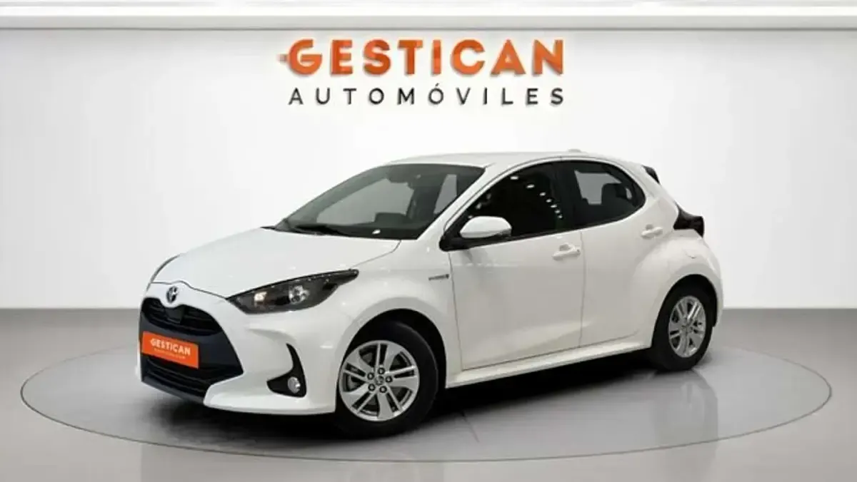 Usado Toyota Yaris Active 116 CV (85 kW) 2022 Blanco Utilitario