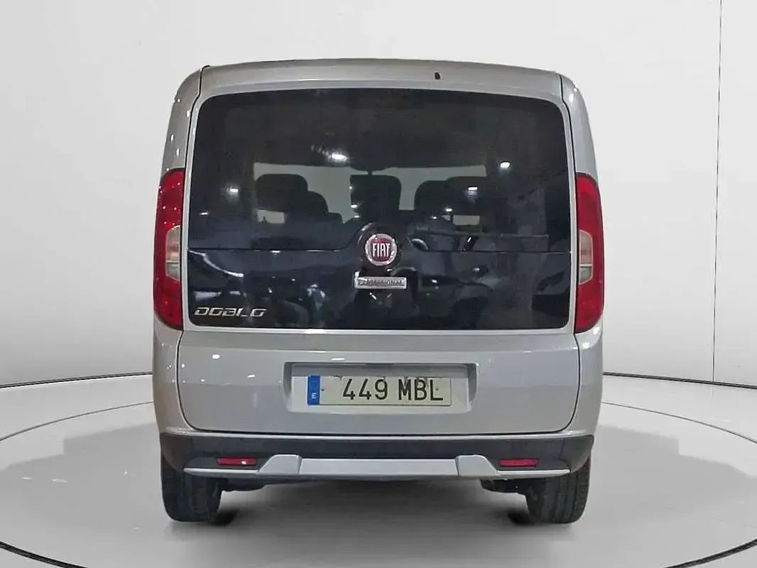 Usado Fiat Doblò Trekking 121 CV (88 kW) 2022 Gris Monovolumen