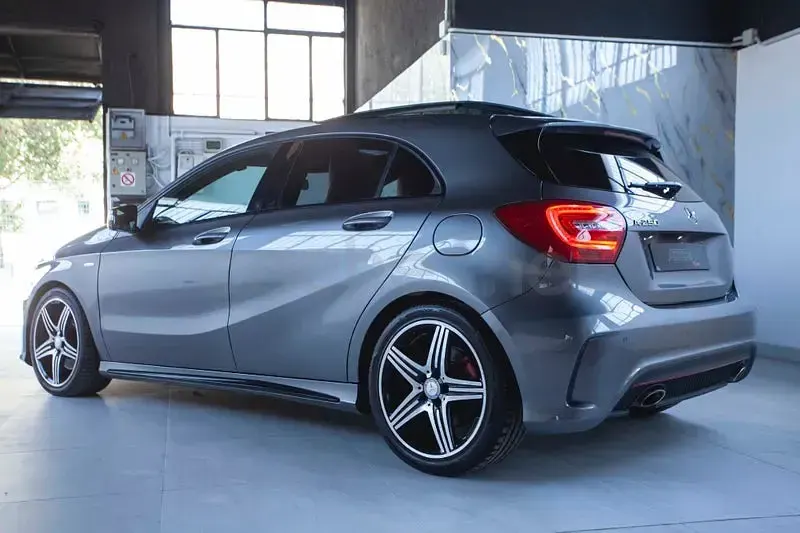 Usado Mercedes A250 AMG line 211 CV (155 kW) 2013 Gris / plata Utilitario