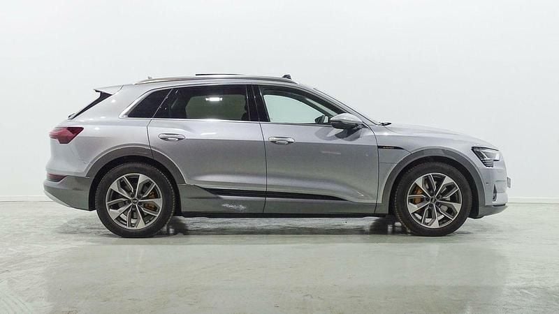 Usado Audi e-tron Advanced 300 kW (408 CV) 2022 Gris plata SUV