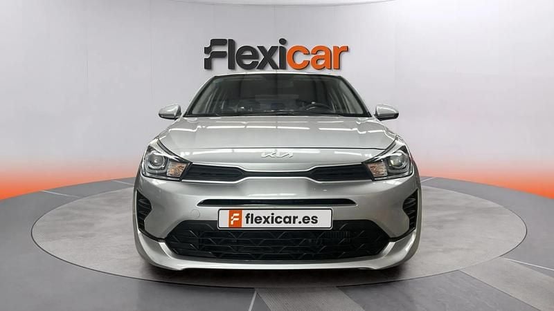 Usado Kia Rio 101 CV (74 kW) 2022 Gris Berlina