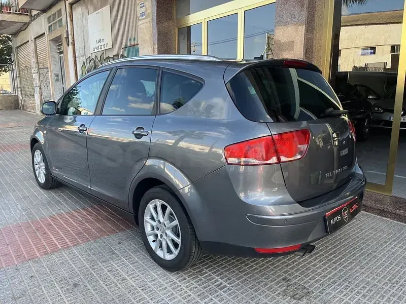 Usado Seat Altea XL Style 125 CV (91 kW) 2012 Gris / plata Monovolumen