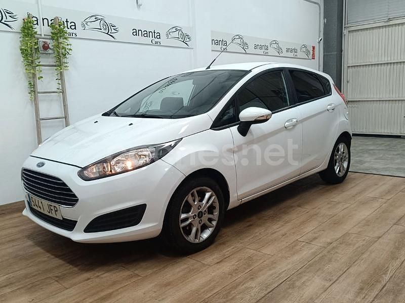 Blanco Usado 2015 Ford Fiesta Titanium Berlina | 5500 € (Precio justo) - Imagen 1/4