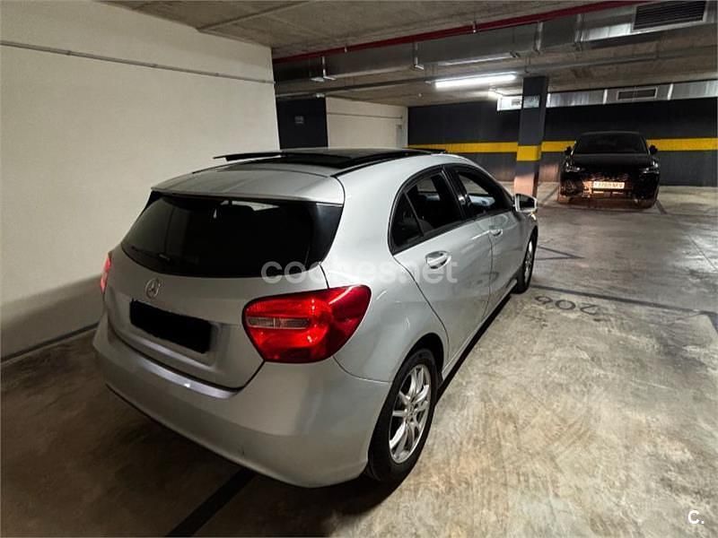 Usado Mercedes A180 Urban 122 CV (89 kW) 2013 Gris / plata Berlina
