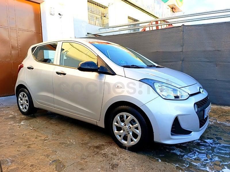 Gris / plata Usado 2020 Hyundai i10 Utilitario | 9490 € (Precio justo) - Imagen 1/4