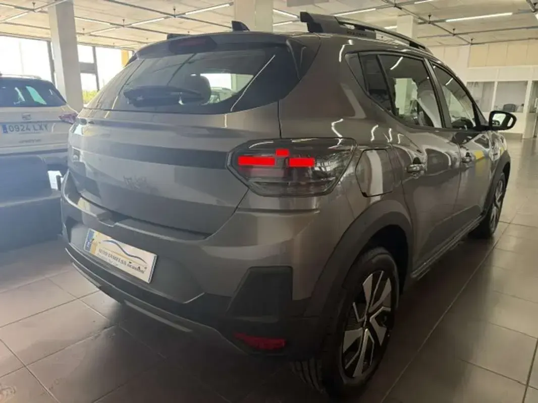 Nuevo Dacia Sandero Expression 122 CV (89 kW) 2026 Gris Utilitario