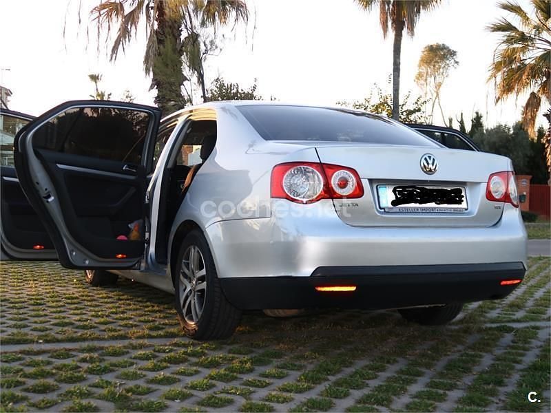 Usado VW Jetta Trendline 105 CV (77 kW) 2006 Gris / plata Berlina