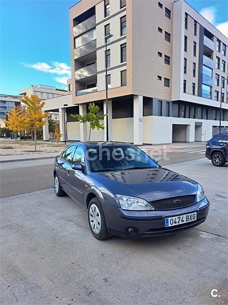 Usado Ford Mondeo Trend 125 CV (91 kW) 2002 Gris / plata Berlina