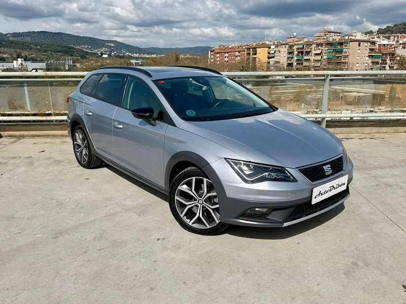 Usado Seat Leon 4Drive 184 CV (135 kW) 2017 Plateado SUV