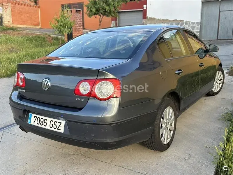 Usado VW Passat Advance 140 CV (102 kW) 2010 Gris / plata Berlina