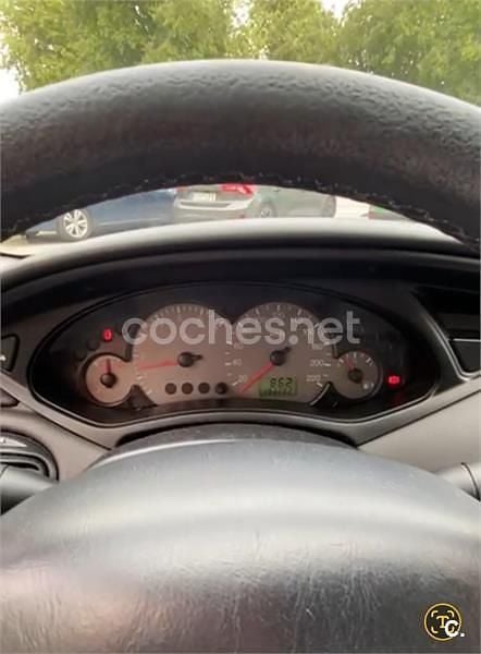 Usado Ford Focus Trend 100 CV (73 kW) 2004 Azul Berlina