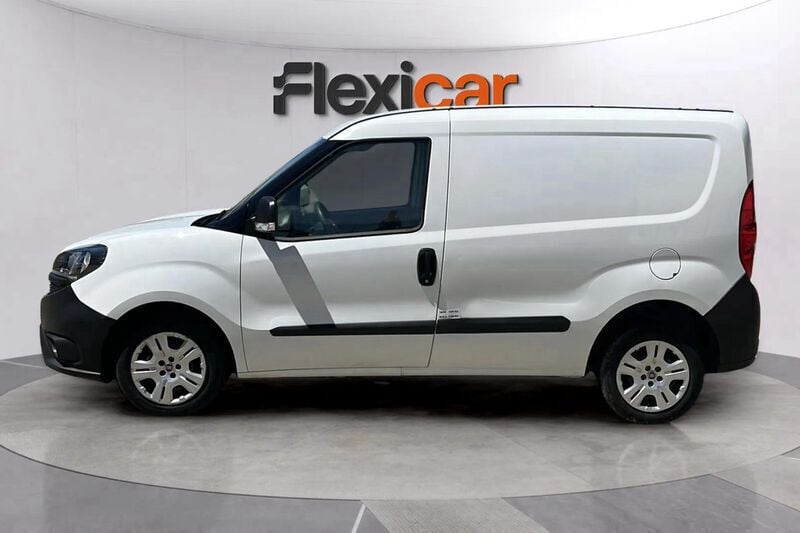 Usado Fiat Doblò Easy 106 CV (77 kW) 2022 Blanco Monovolumen