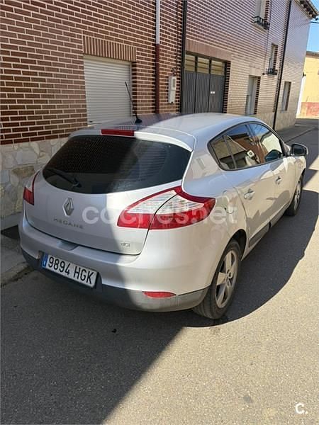 Usado Renault Mégane Dynamique 130 CV (95 kW) 2011 Gris / plata Berlina