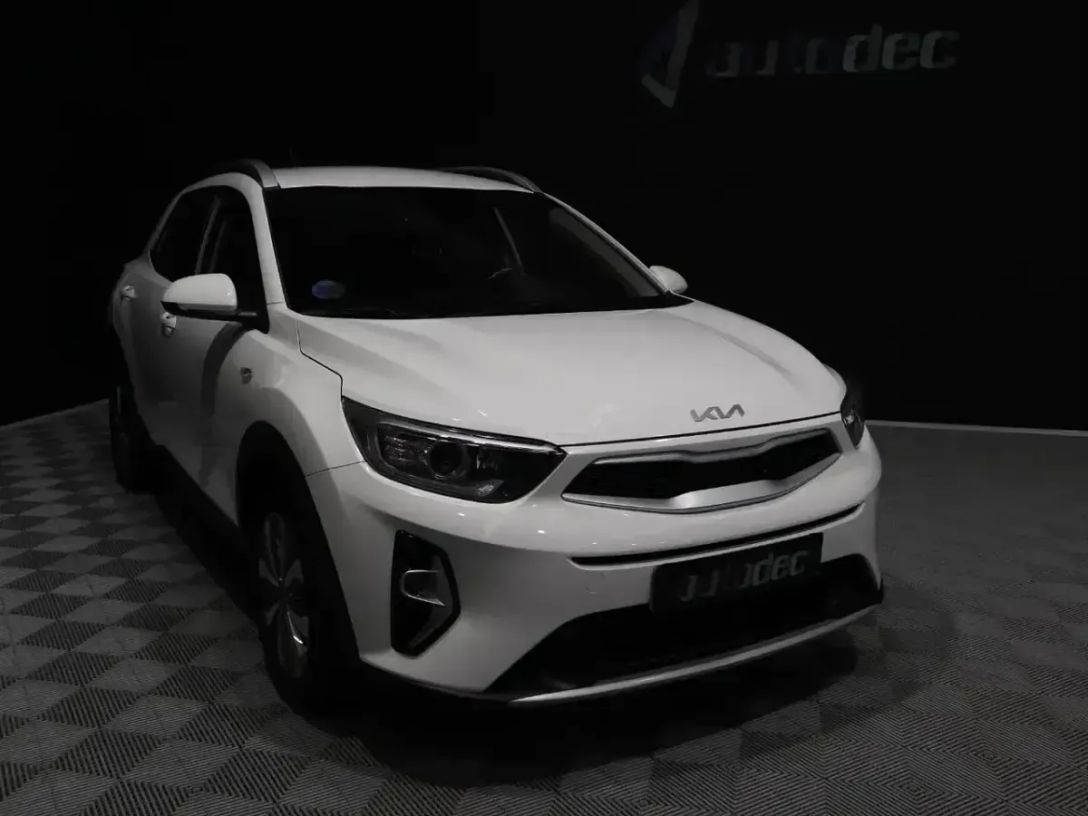 Usado Kia Stonic 101 CV (74 kW) 2023 Blanco SUV