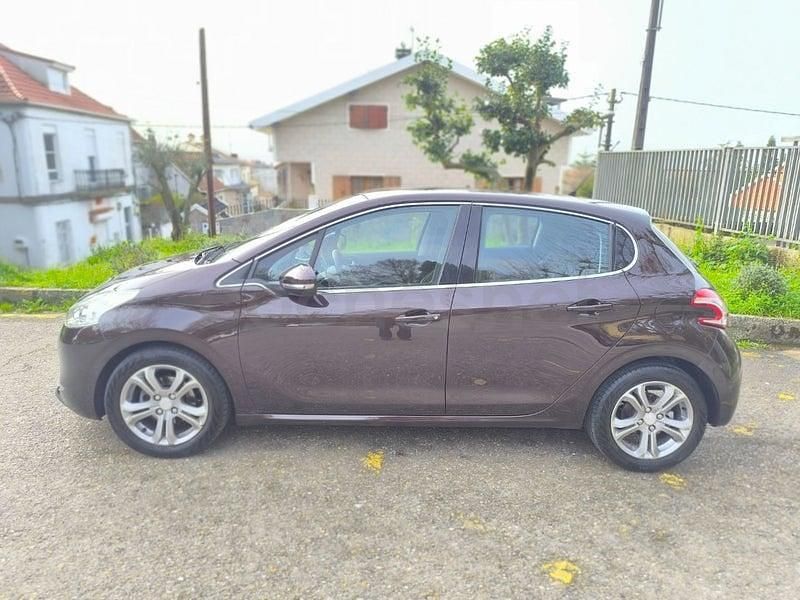 Usado Peugeot 208 Allure 92 CV (67 kW) 2012 Granate Utilitario