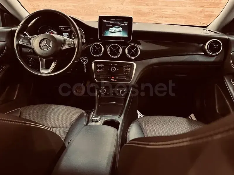 Usado Mercedes CLA220 Shooting Brake Urban 177 CV (130 kW) 2016 Blanco Familiar