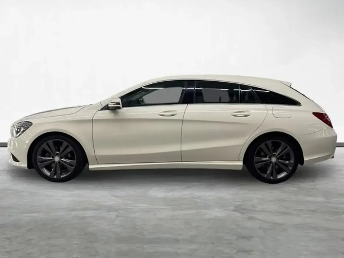 Usado Mercedes CLA180 Shooting Brake 122 CV (89 kW) 2015 Blanco Familiar