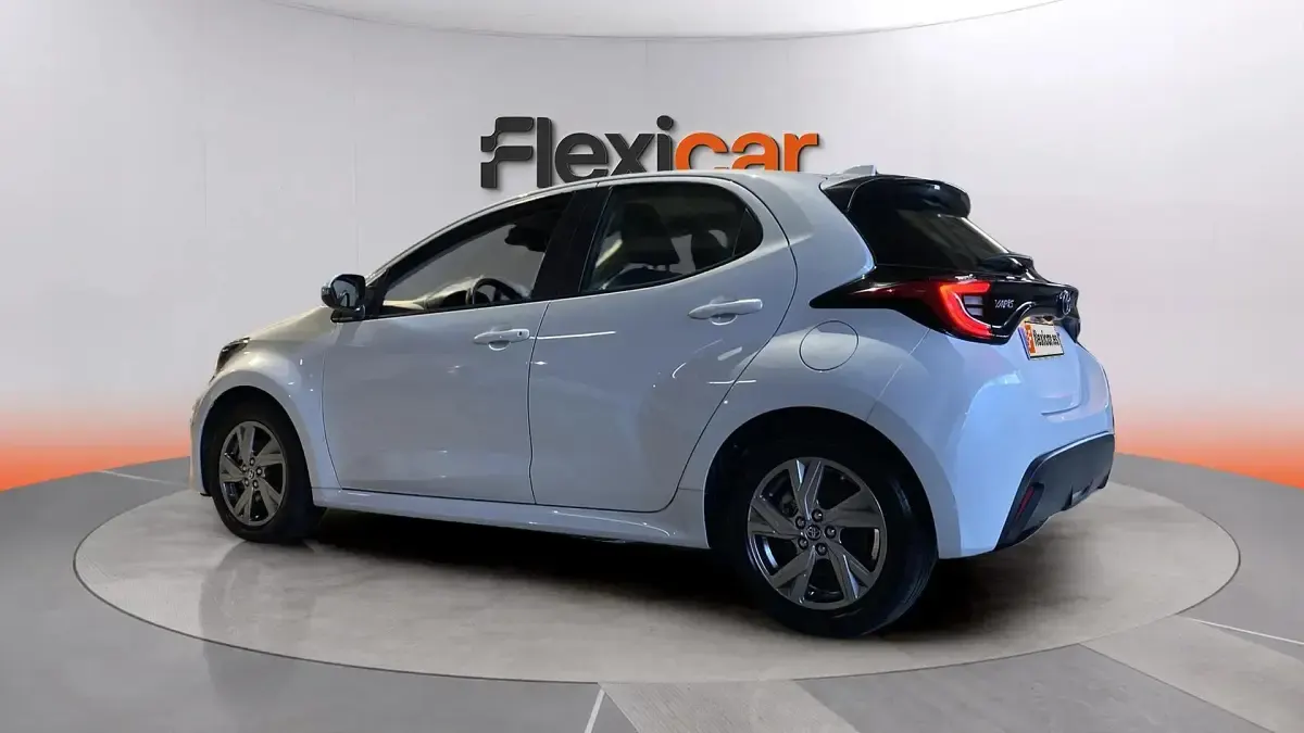 Usado Toyota Yaris Hybrid Active 116 CV (85 kW) 2025 Blanco Berlina