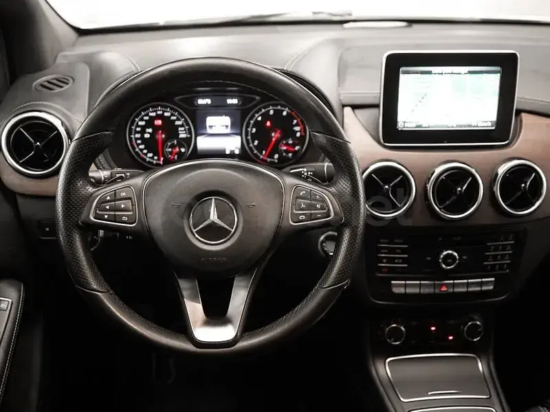 Usado Mercedes B200 Urban 156 CV (114 kW) 2016 Gris / plata Utilitario