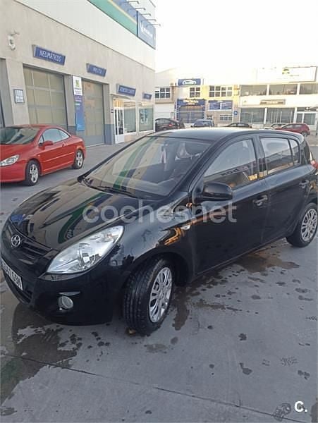Usado Hyundai i20 Comfort 90 CV (66 kW) 2009 Negro Utilitario