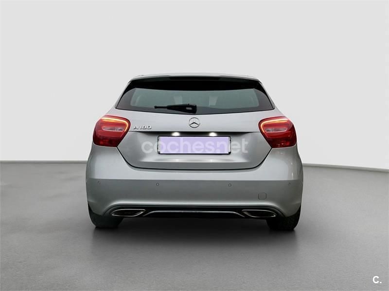 Usado Mercedes A180 122 CV (89 kW) 2018 Gris / plata Berlina